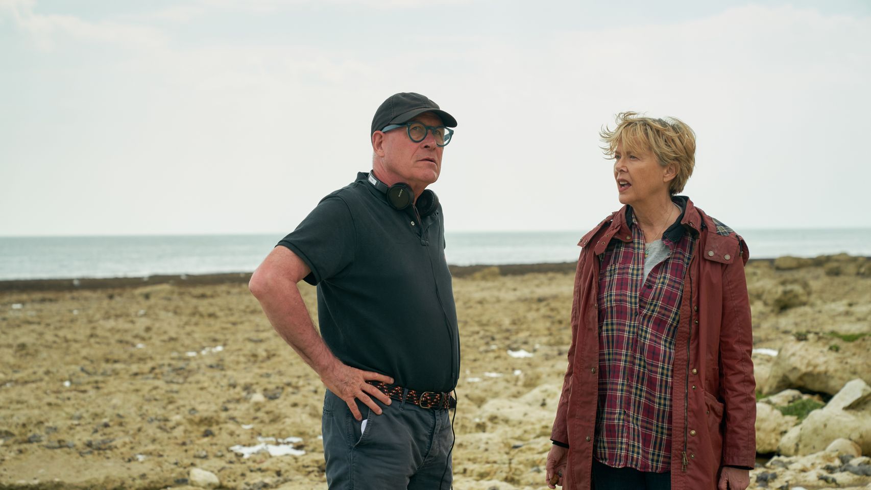 William Nicholson y Annette Bening durante el rodaje de 'Regreso a Hope Gap'