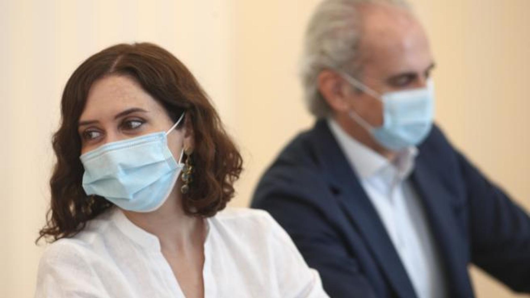 La presidenta de Madrid, Isabel Díaz Ayuso y el consejero de Sanidad, Enrique Ruiz Escudero, en una imagen de archivo./