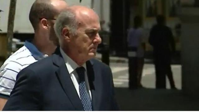 García-Castellón, con sus escoltas en una foto de archivo./