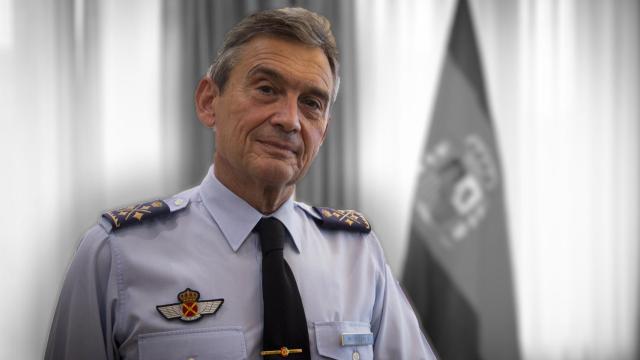 El Jefe del Estado Mayor de la Defensa, el general del Aire Miguel Ángel Villarroya, en su despacho.
