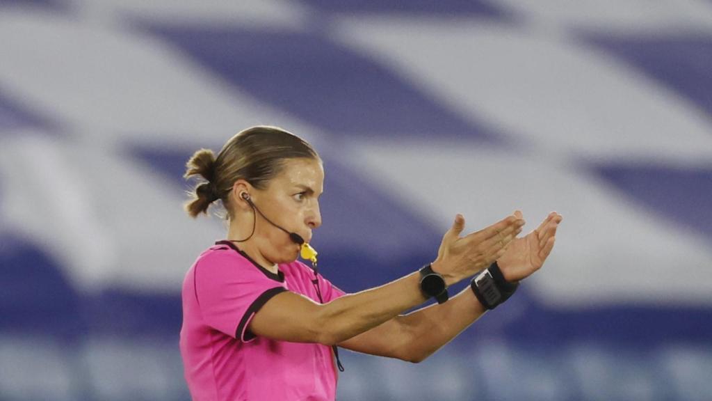 Stéphanie Frappart dirigiendo un partido de fútbol