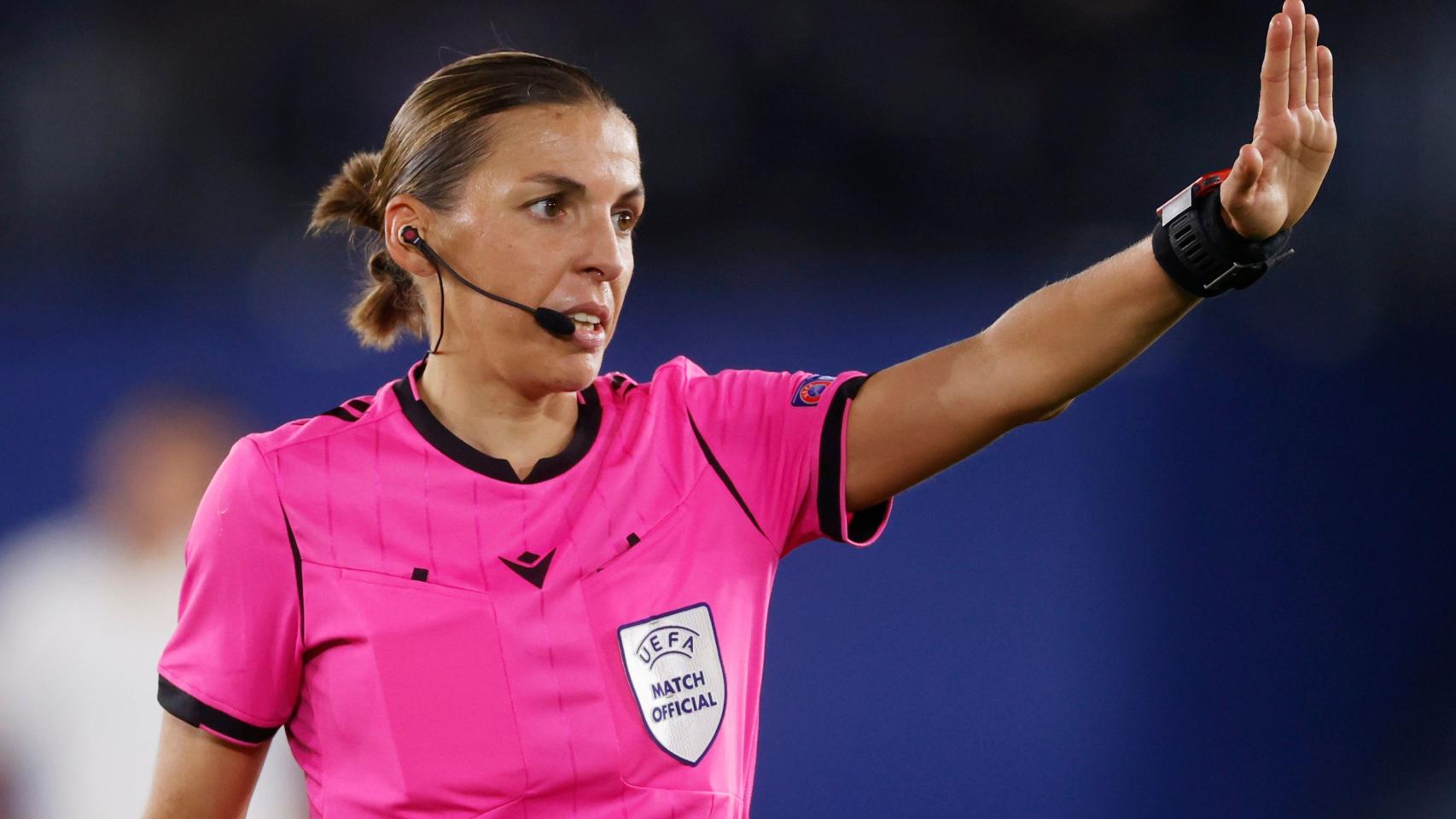 Stéphanie Frappart señala una falta en un partido de la Ligue 1