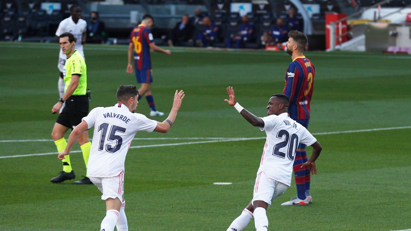 Fede Valverde y Vinicius Júnior celebran el gol del Real Madrid en El Clásico