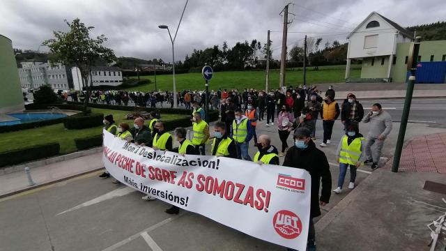200 personas se manifiestan por mantener la planta de Siemens Gamesa en As Somozas
