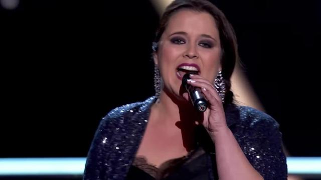 Un momento de la actuación de la coruñesa Aixa Romay en La Voz.