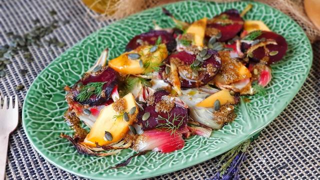 Ensalada templada de remolacha e hinojo asados con caqui