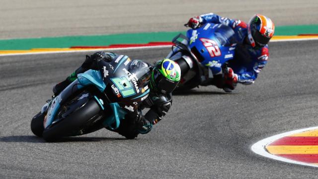 Franco Morbidelli lidera la carrera seguido de Álex Rins, en el circuito de MotorLand Aragón.