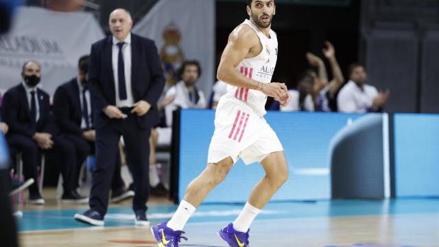 Campazzo regresa a su campo para defender una acción