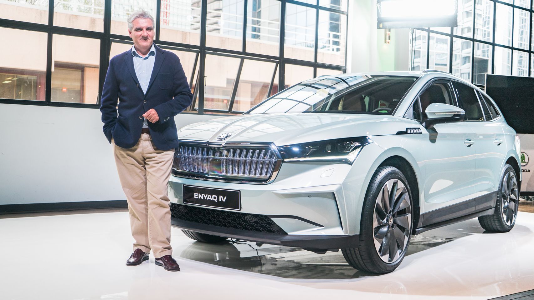 El director general de Skoda en España, Fidel Jiménez de Parga, junto al nuevo Enyaq iV.