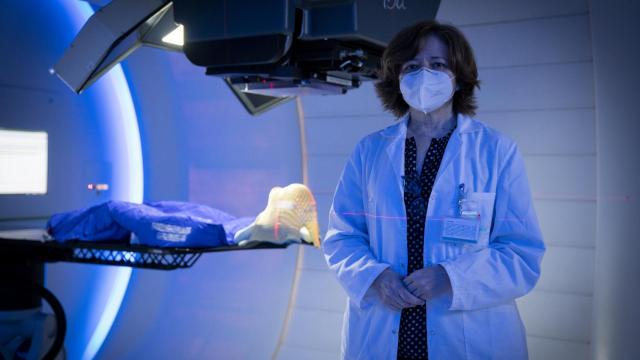 Carme Ares, en la sala de irradiación del Centro de Protonterapia de QuironSalud.
