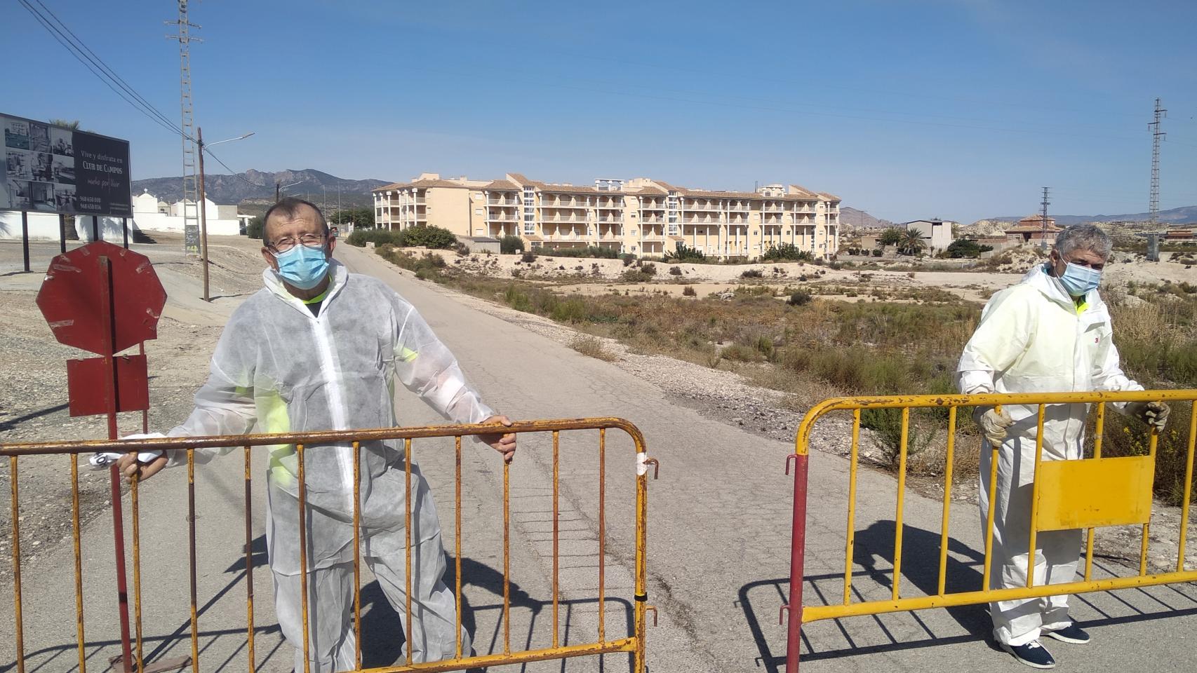 El concejal Francisco Pérez, cerrando junto a un operario la carretera de acceso de la Residencia Club de Campos