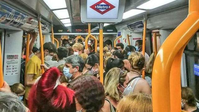 Bronca en el Metro de Madrid: ¡Mi tío acaba de fallecer por el puto Covid, ponte la mascarilla!