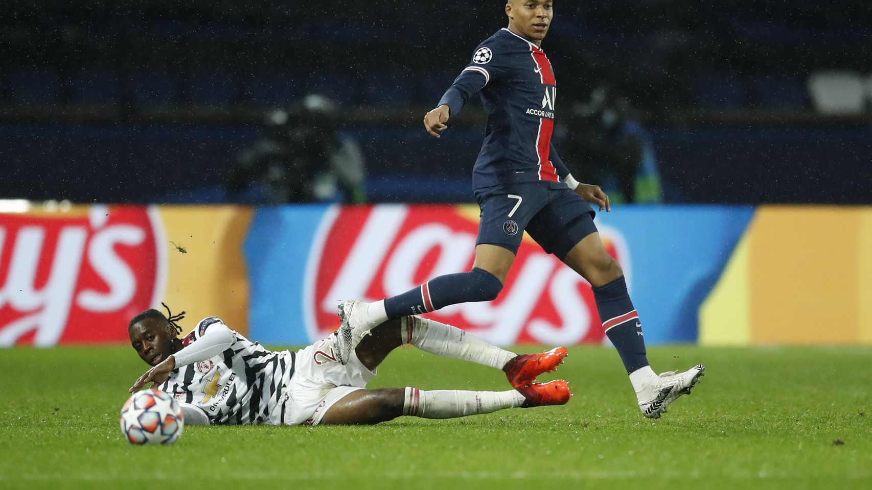 Kylian Mbappé, contra Aaron Wan-Bissaka en el PSG - Manchester United de Champions League