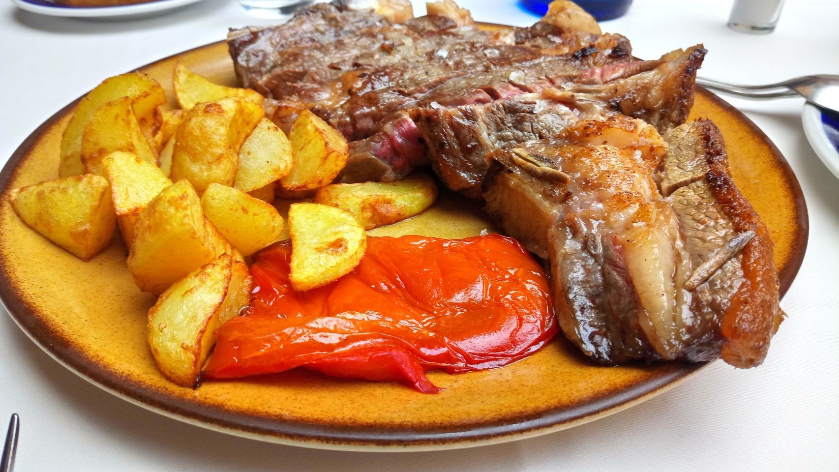 Un chuletón de carne dispuesto para ser devorado.