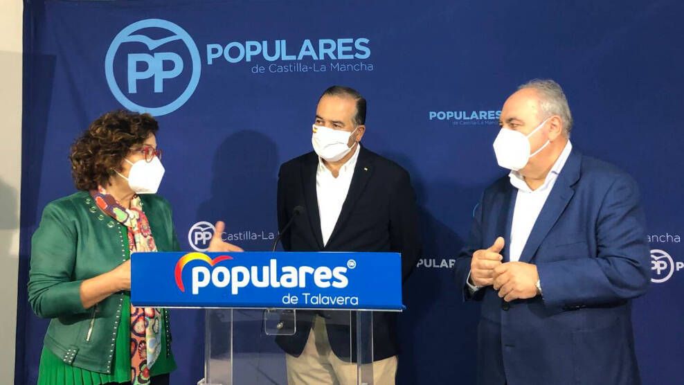 Carmen Riolobos, José Julián Gregorio y Vicente Tirado, este lunes en rueda de prensa