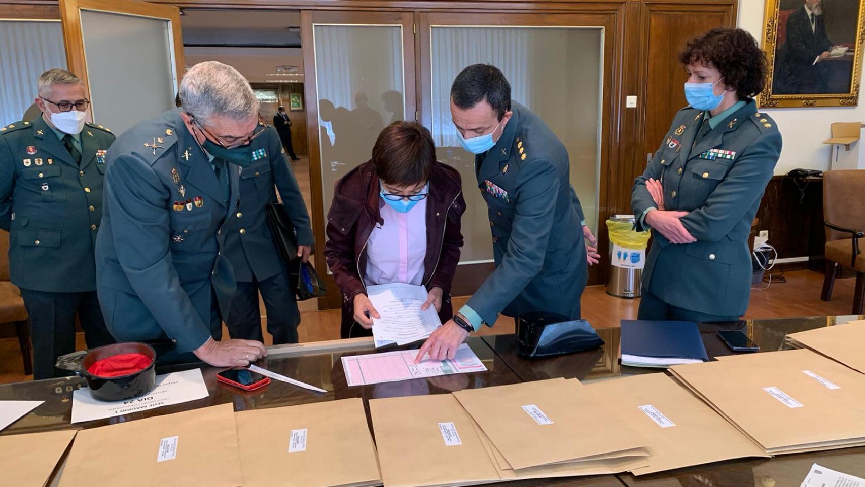 La directora General de la Guardia Civil, María Gámez, visita uno de los centros donde se realizan la oposición.