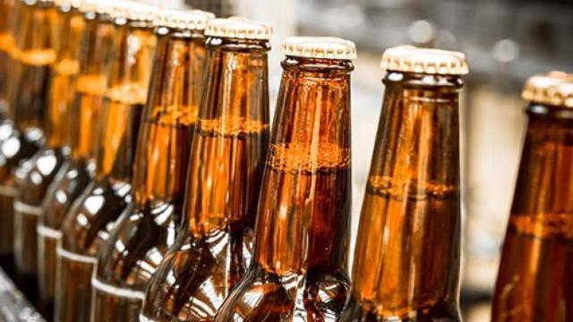 Unas botellas de cerveza listas para ser vendidas.