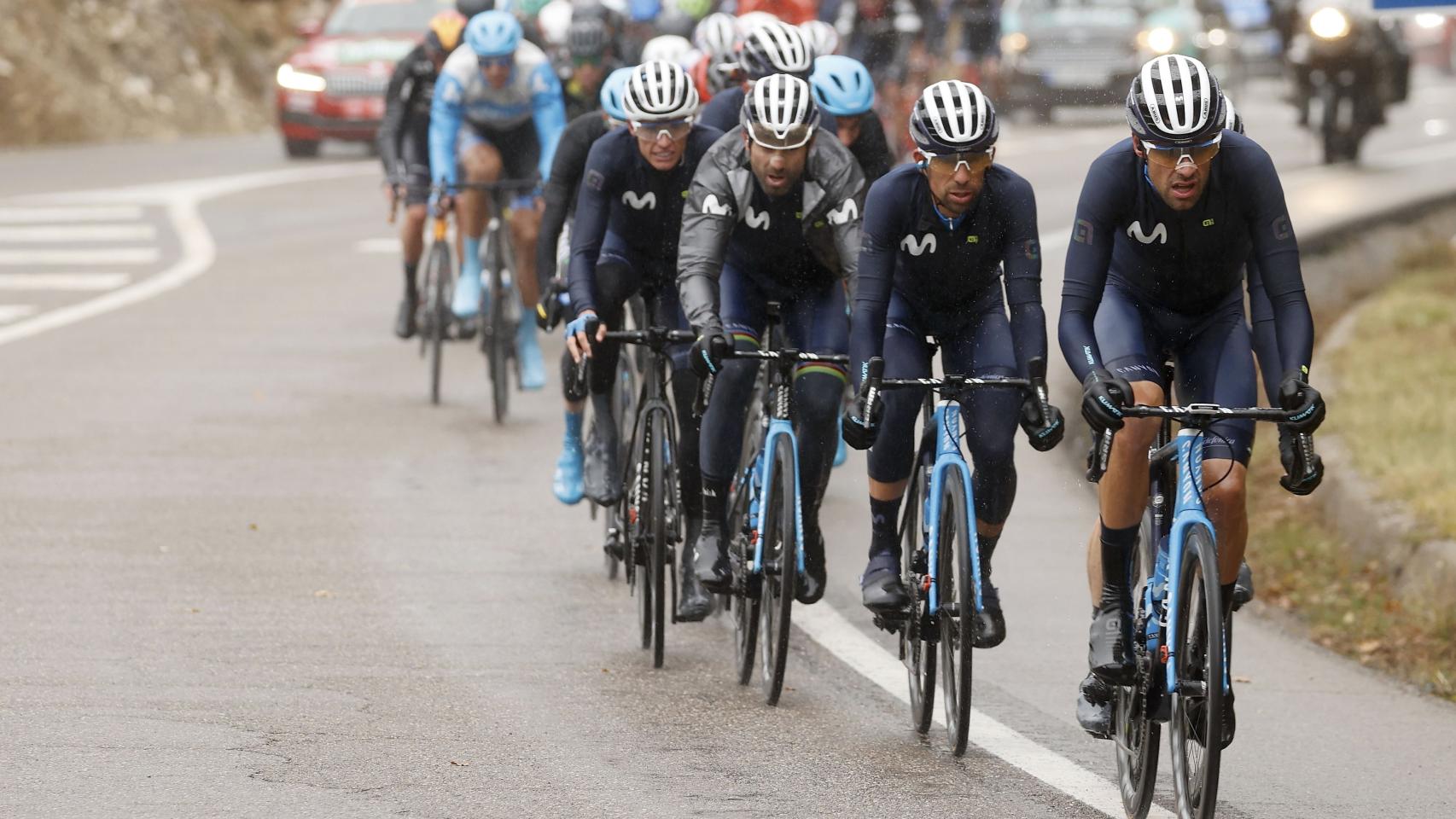 El pelotón de La Vuelta con el Movistar Team al frente. Foto: Twitter (@LaVuelta)