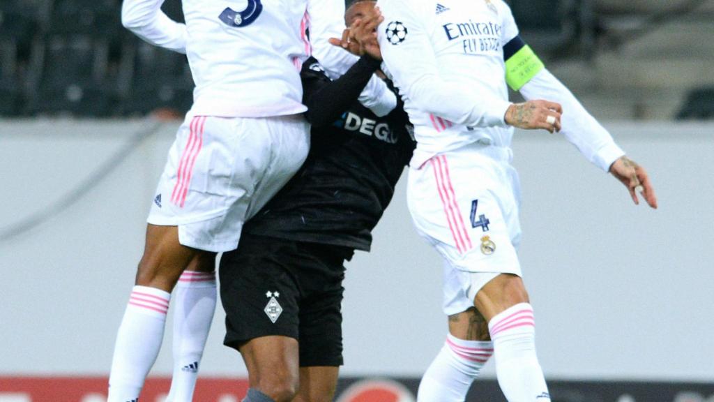 Sergio Ramos y Varane saltan para impedir que un jugador del Moenchengladbach se lleve el balón