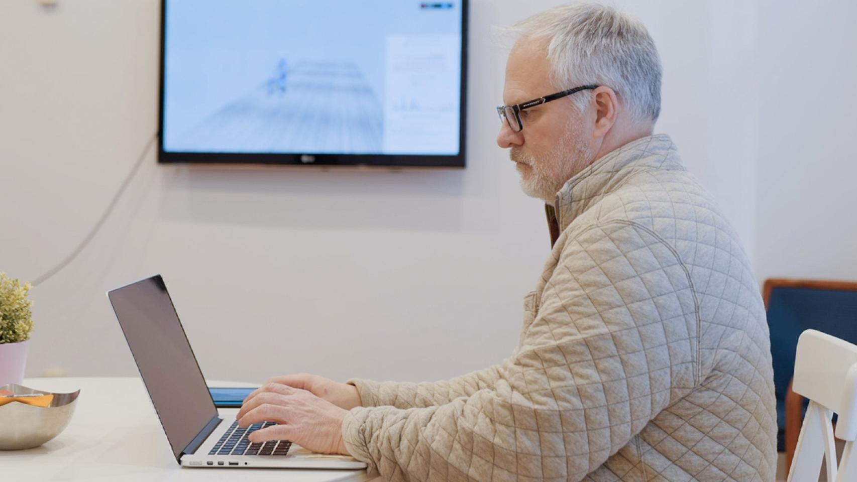 Jeff Rogers, investigador líder de la plataforma de salud digital de IBM Research, en el IBM Home Health Lab.