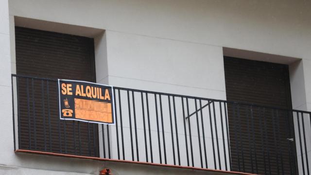 Cartel de se alquila en la terraza de una vivienda.