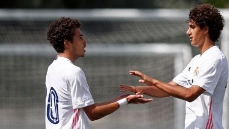 Carles Llario y Raúl Dacosta, durante un partido de pretemporada del Juvenil A