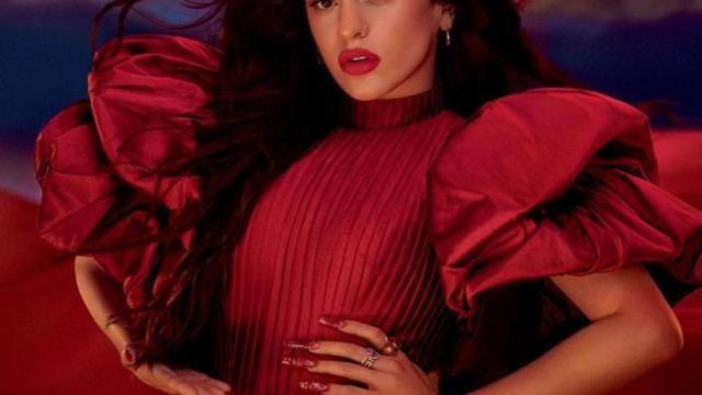 Rosalía, posando para su anuncio de MAC Cosmetics.