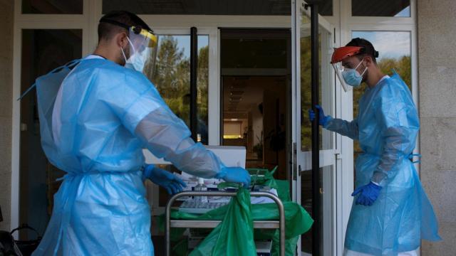 Dos sanitarios trabajan en una residencia de mayores de Orense.