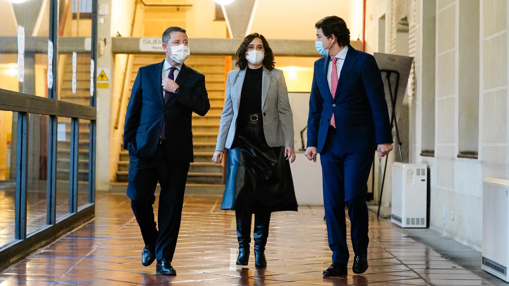 El presidente de Castilla-La Mancha, Emiliano García-Page; la presidenta de la Comunidad de Madrid, Isabel Díaz Ayuso; y el presidente de Castilla y León, Alfonso Fernández Mañueco.