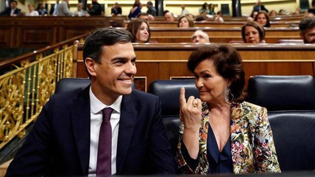Pedro Sánchez, presidente del Gobierno, y su vicepresidenta primera, Carmen Calvo.