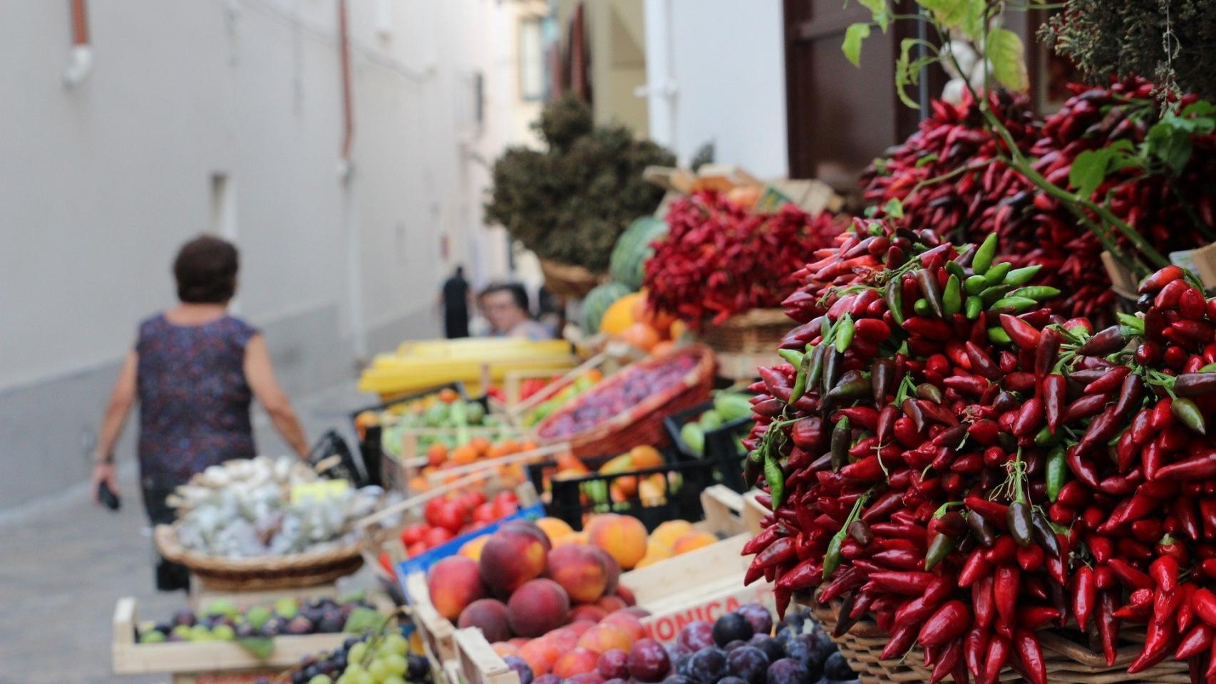 Una frutería a pie de calle.