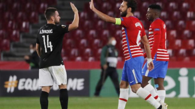 German chocando con un jugador del PAOK