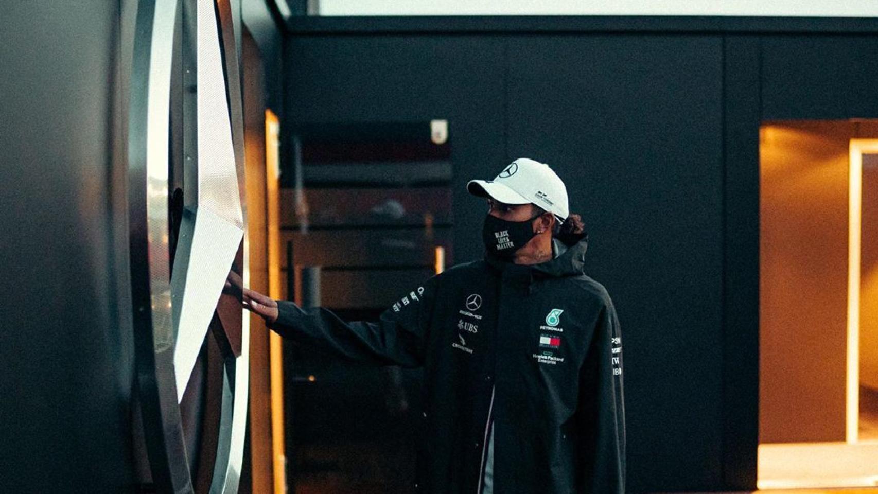 Hamilton toca el logo de Mercedes