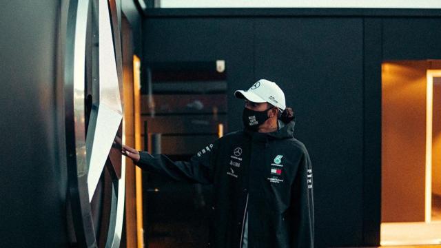 Hamilton toca el logo de Mercedes