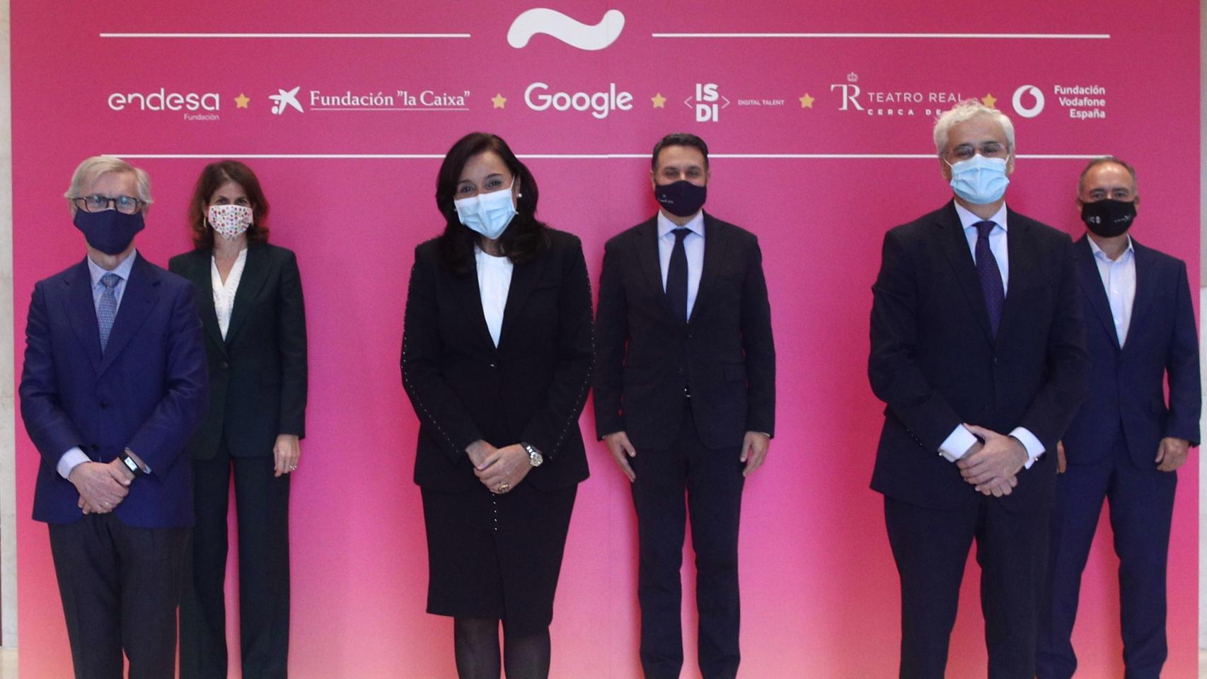 De izquierda de derecha: Alberto Fernández, director general de la Fundación Endesa; Fuencisla Clemares, directora general de Google en España y Portugal; Remedios Orrantia, presidenta de la Fundación Vodafone España; Xavier Bertolín, director corporativo de Educación de la Fundación la Caixa; Ignacio García-Belenguer, director general del Teatro Real y Javier Rodríguez Zapatero, presidente de ISDI.