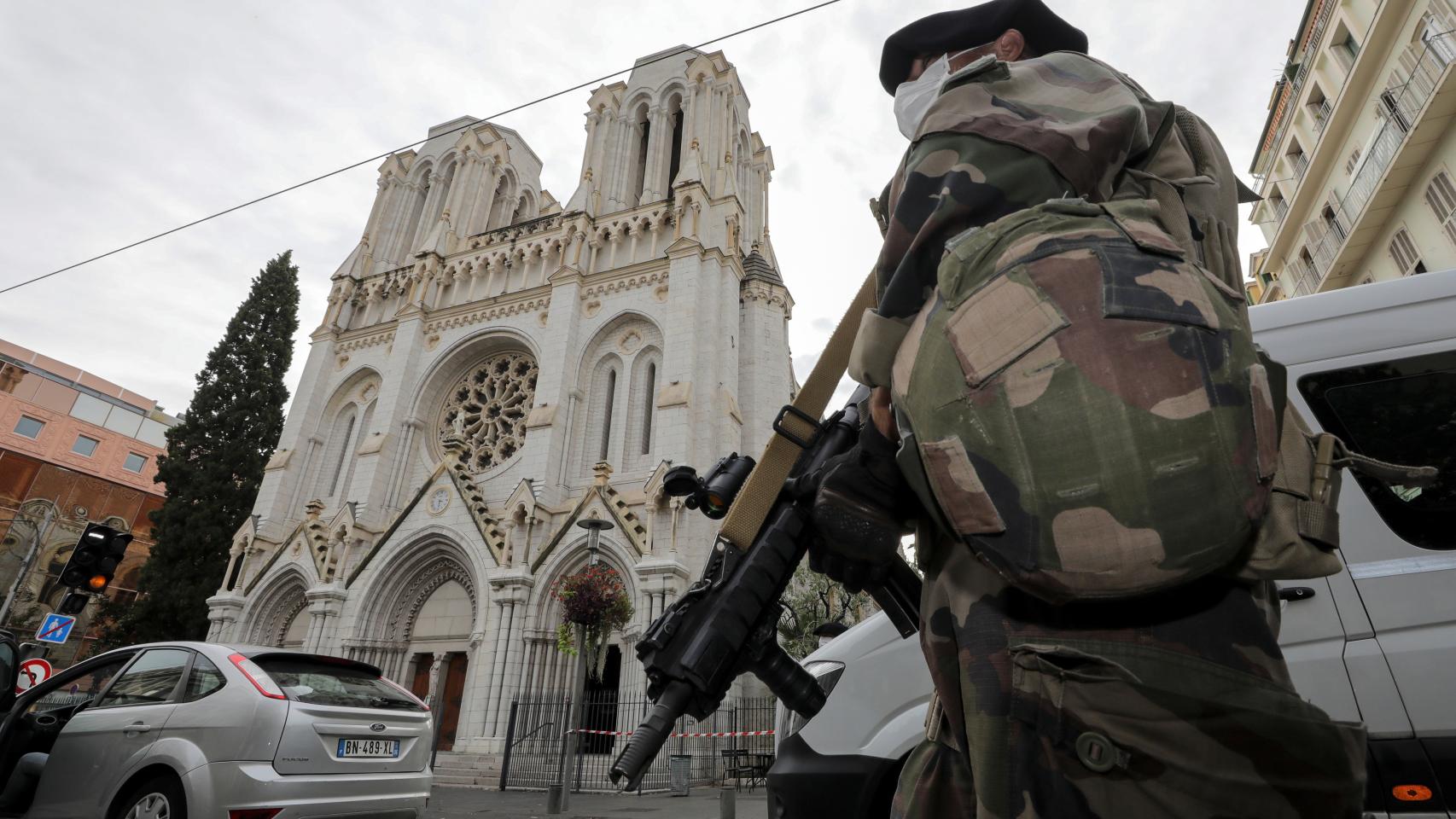 Un militar armado patrulla en torno a la iglesia de Notre-Dame de Niza tras el atentado de este jueves.