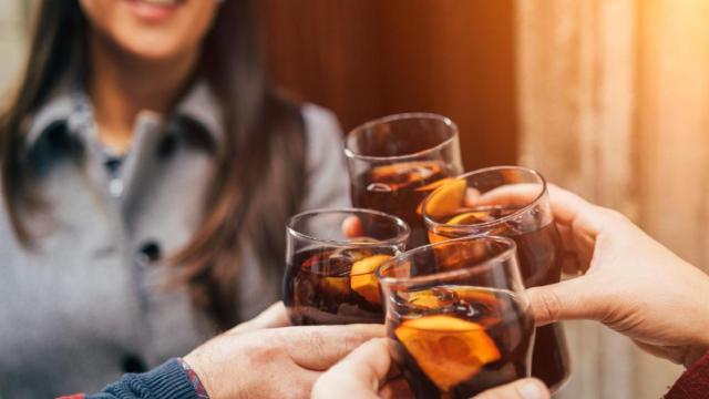 Foto de archivo de una celebración con vermú