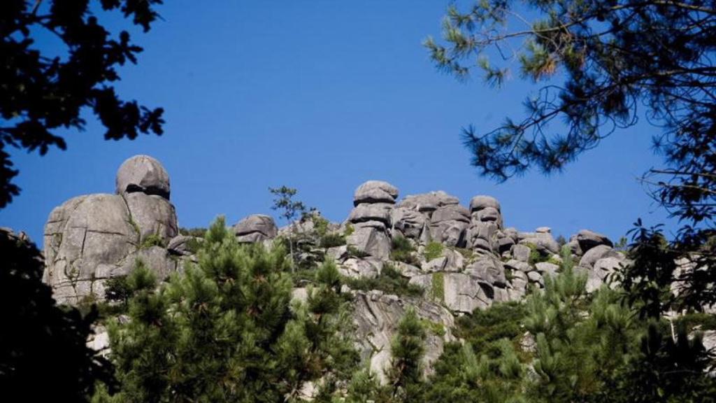 Penedos de Pasarela e Traba