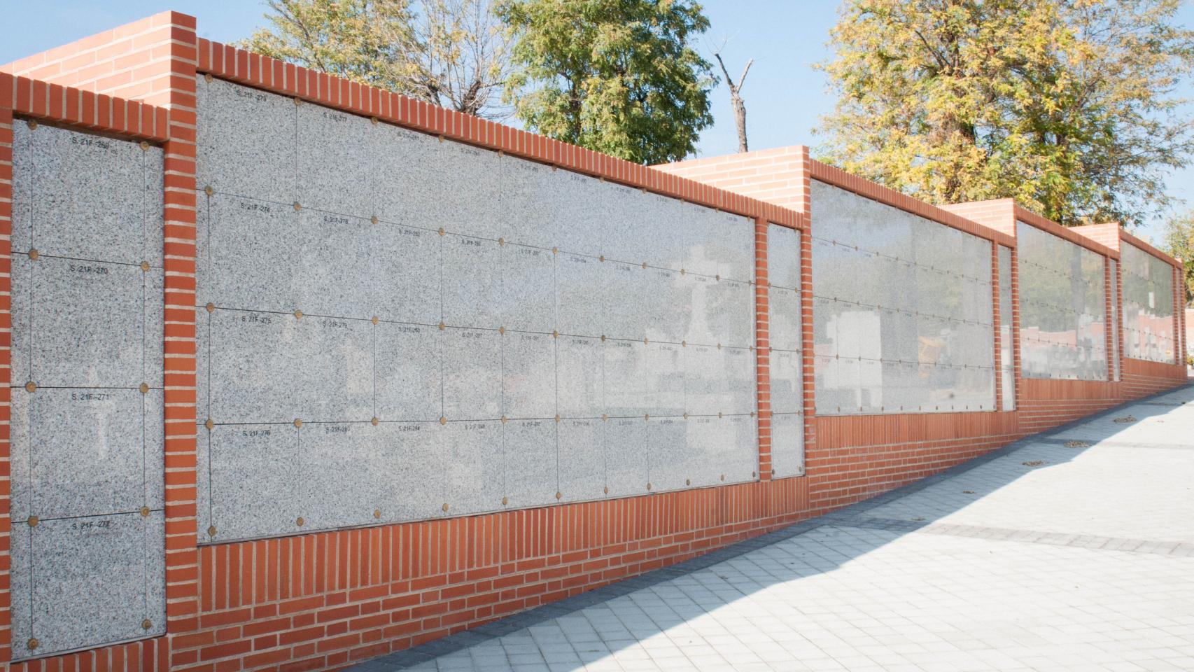 Tumbas sin nombre en un columbario del cementerio de la Almudena de Madrid.