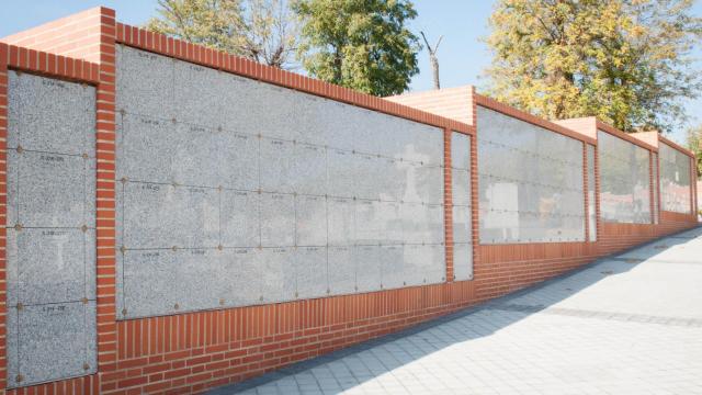 Tumbas sin nombre en un columbario del cementerio de la Almudena de Madrid.
