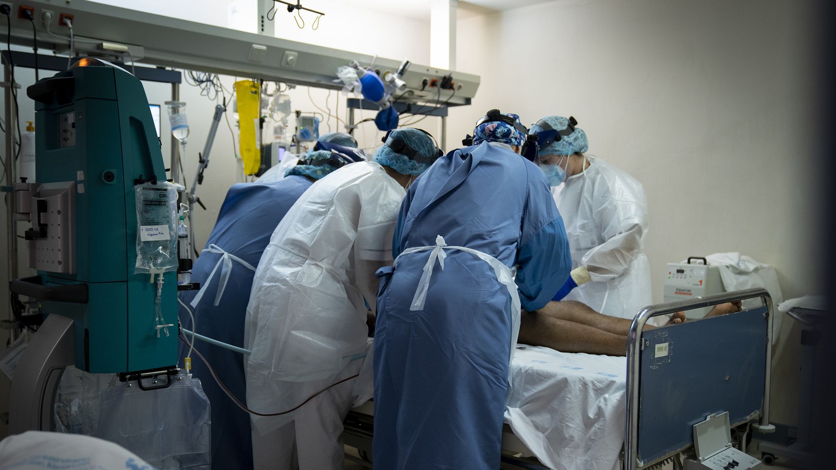 Un equipo sanitario atiende rápidamente a un paciente de 45 años.