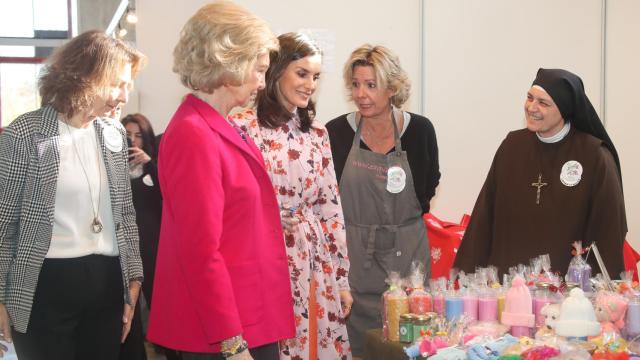 La reina Letizia y la emérita Sofía en el Rastrillo Nuevo Futuro en 2019.