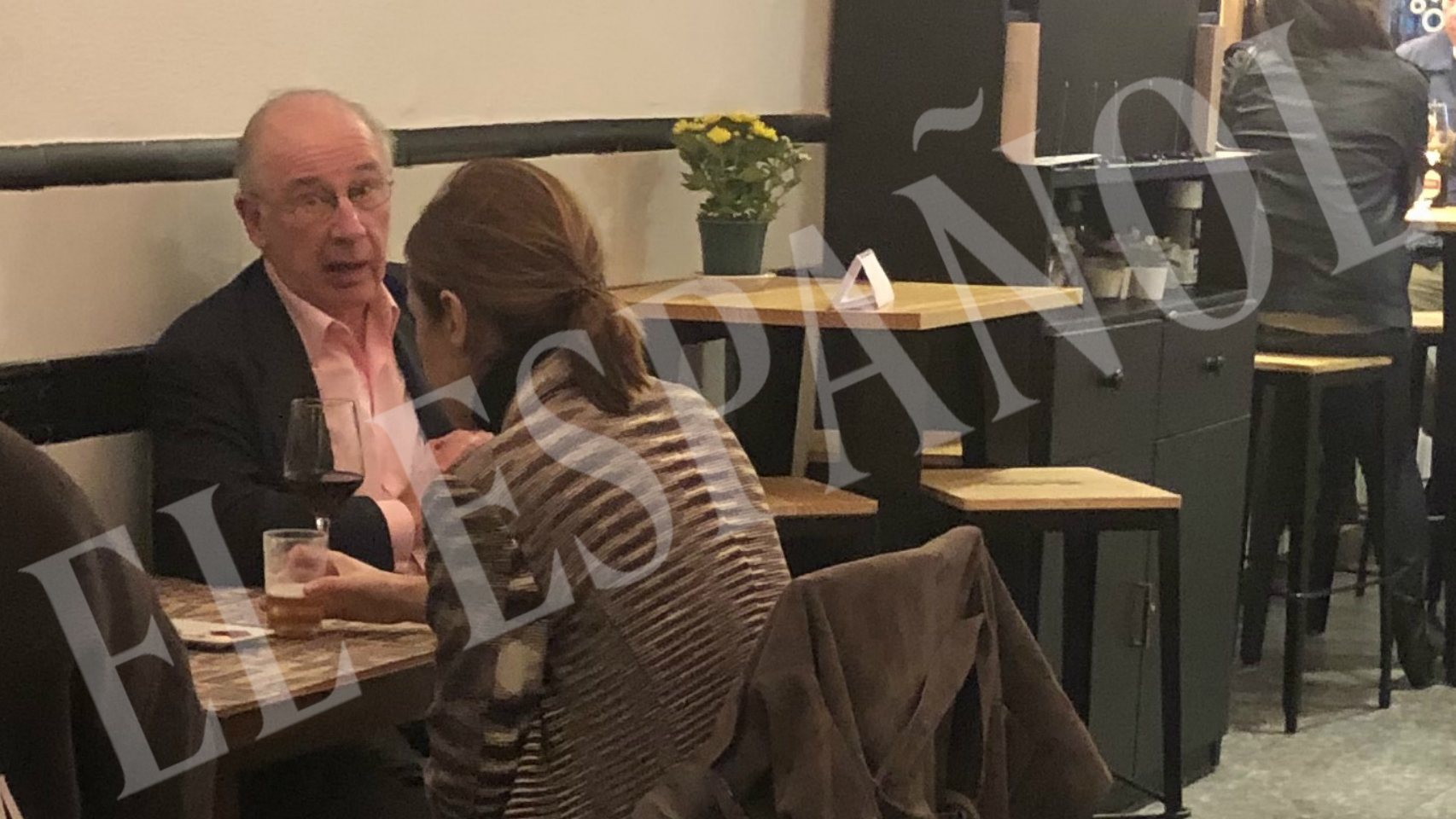 El exvicepresidente del Gobierno, Rodrigo Rato, en una taberna del barrio de Chamberí.