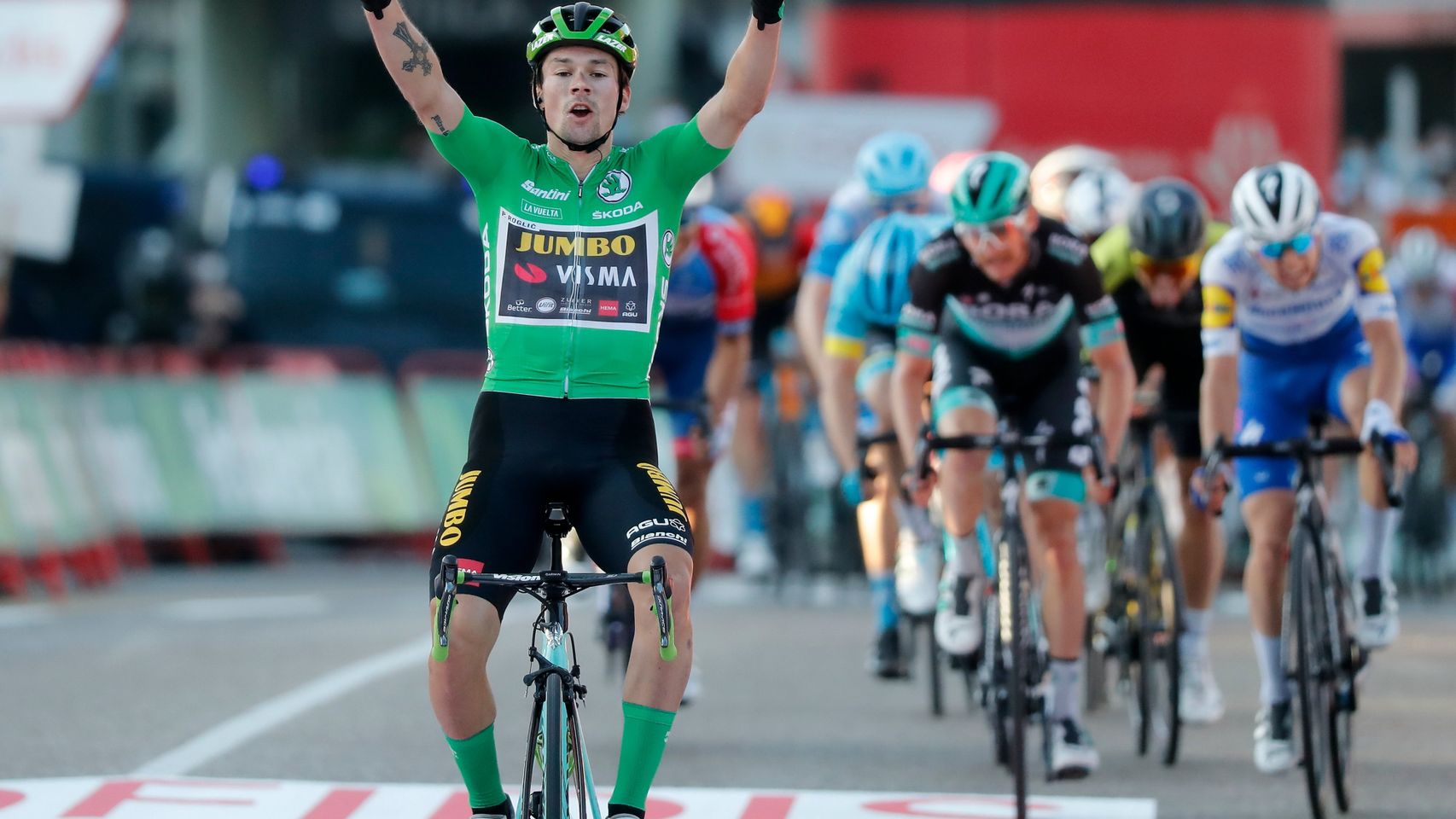 Roglic celebra su triunfo en Suances en La Vuelta 2020