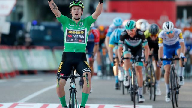 Roglic celebra su triunfo en Suances en La Vuelta 2020
