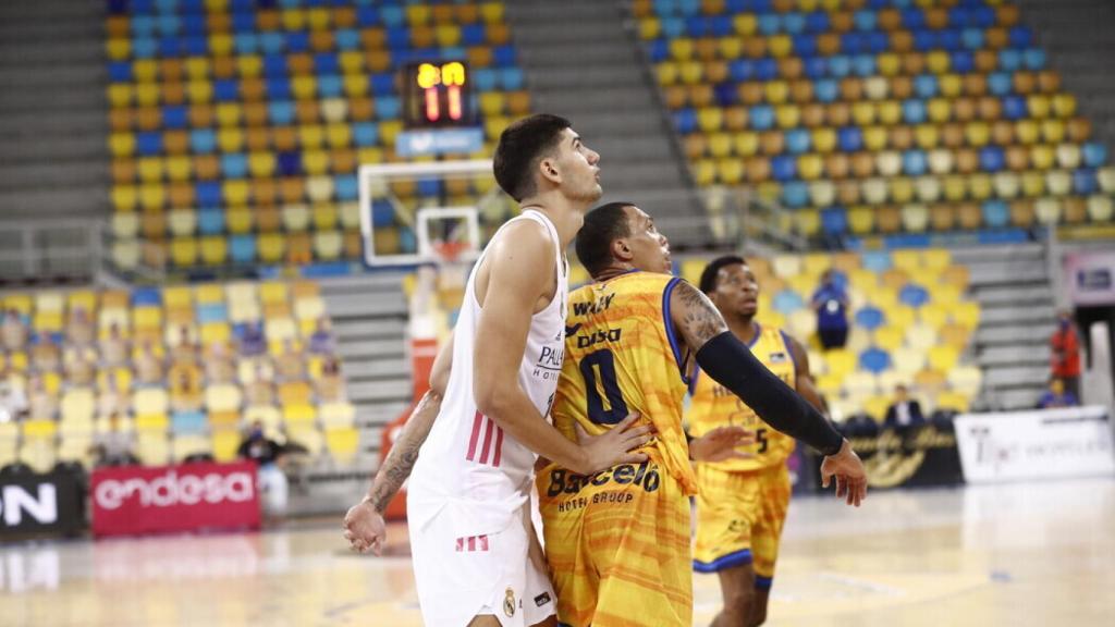 Vukcevic cerrando un rebote