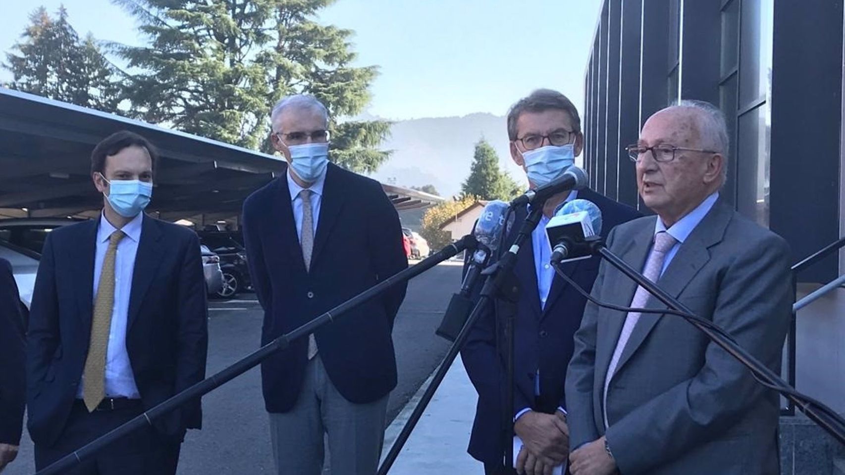 El vicepresidente económico, Francisco Conde, el presidente de la Xunta, Alberto Núñez Feijóo, y el presidente del Grupo Zendal, Pedro Fernández, antes de la visita.