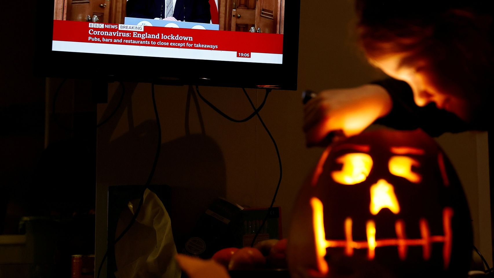 Un televisor retrasmientiendo la comparecencia de Boris Johnson.