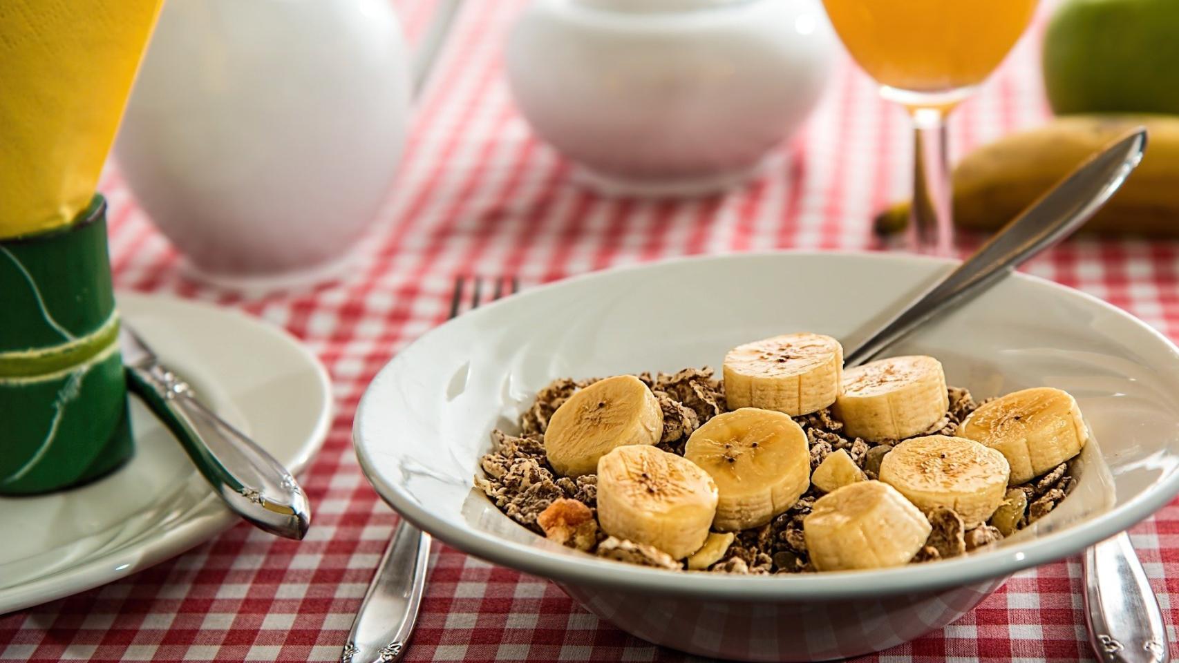 Un cuenco con cereales y leche.