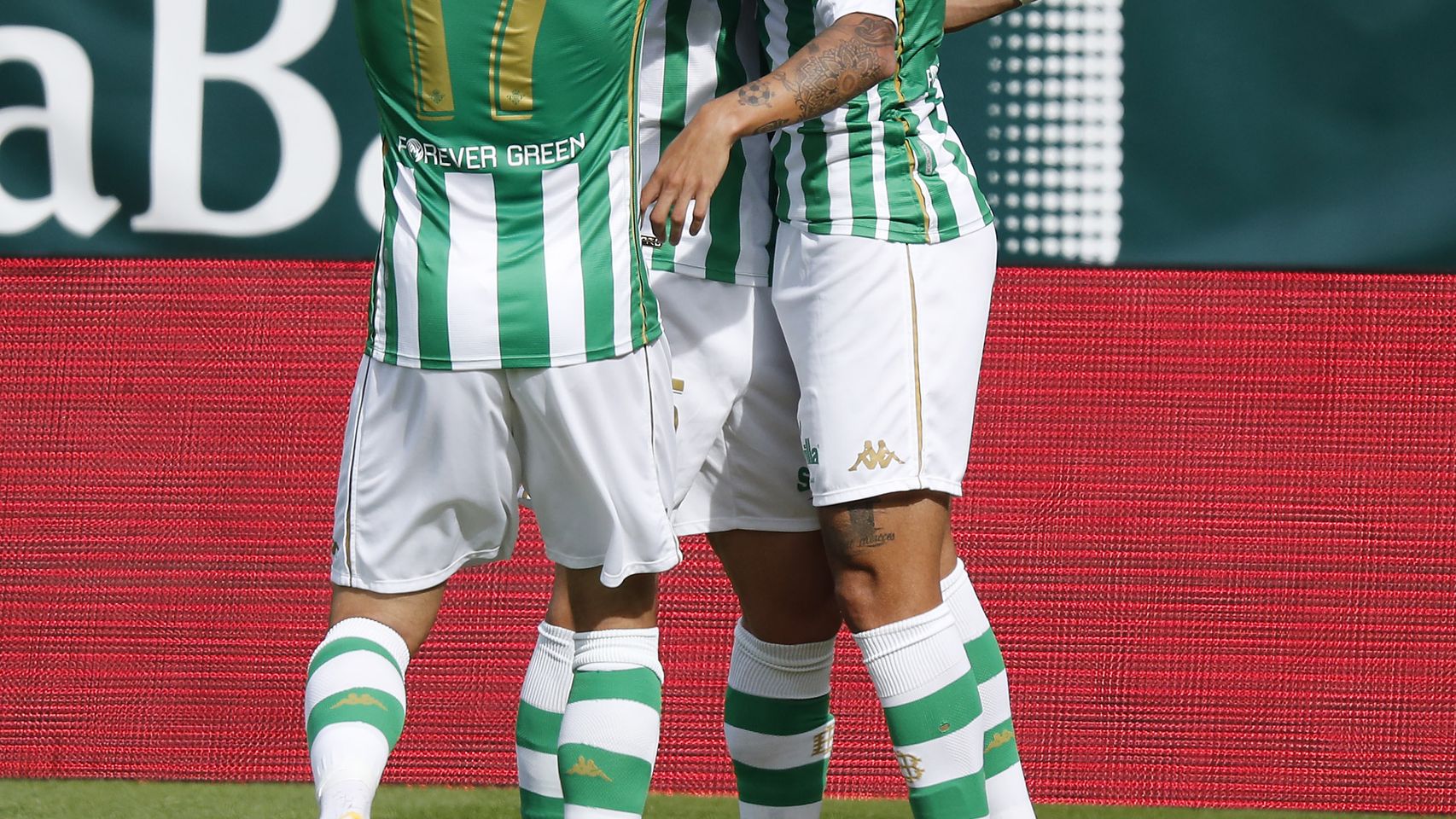 Los jugadores del Real Betis celebran uno de los goles de Cristian Tello ante el Elche